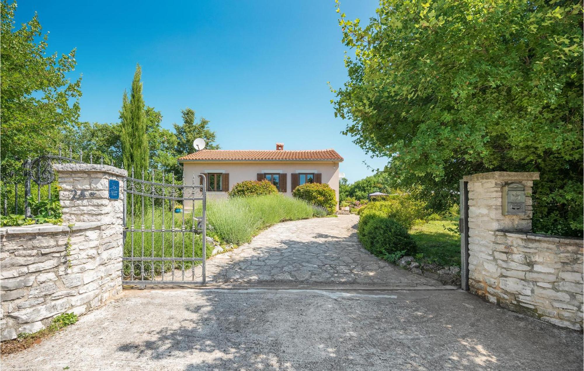 Beautiful Home In Bale With Kitchen מראה חיצוני תמונה